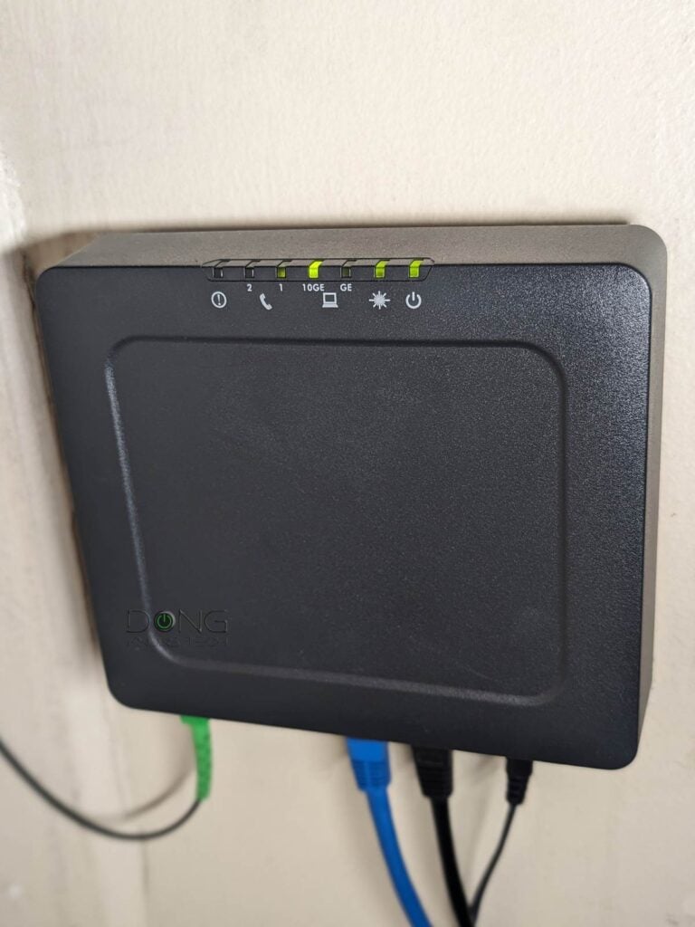 Top Five Best 10Gbps Routers and Mesh Systems: The Ultimate Lists of the Cream of the Crop in Wi-Fi Performace 1 A Fiber optic ONT with 10GbE broadband connection needs one of the best routers for 10Gbps Internet to deliver its bandwidth
