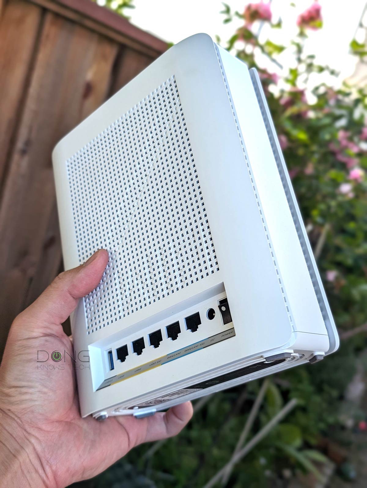 Asus ZenWiFi BQ16 Pro Review (vs. TP-Link Deco BE95): The Top-Tier and Highly Anticipated Wi-Fi 7 Mesh System is Totally Worth the Wait 5 An Asus ZenWiFi BQ16 Pro mesh router is quite large