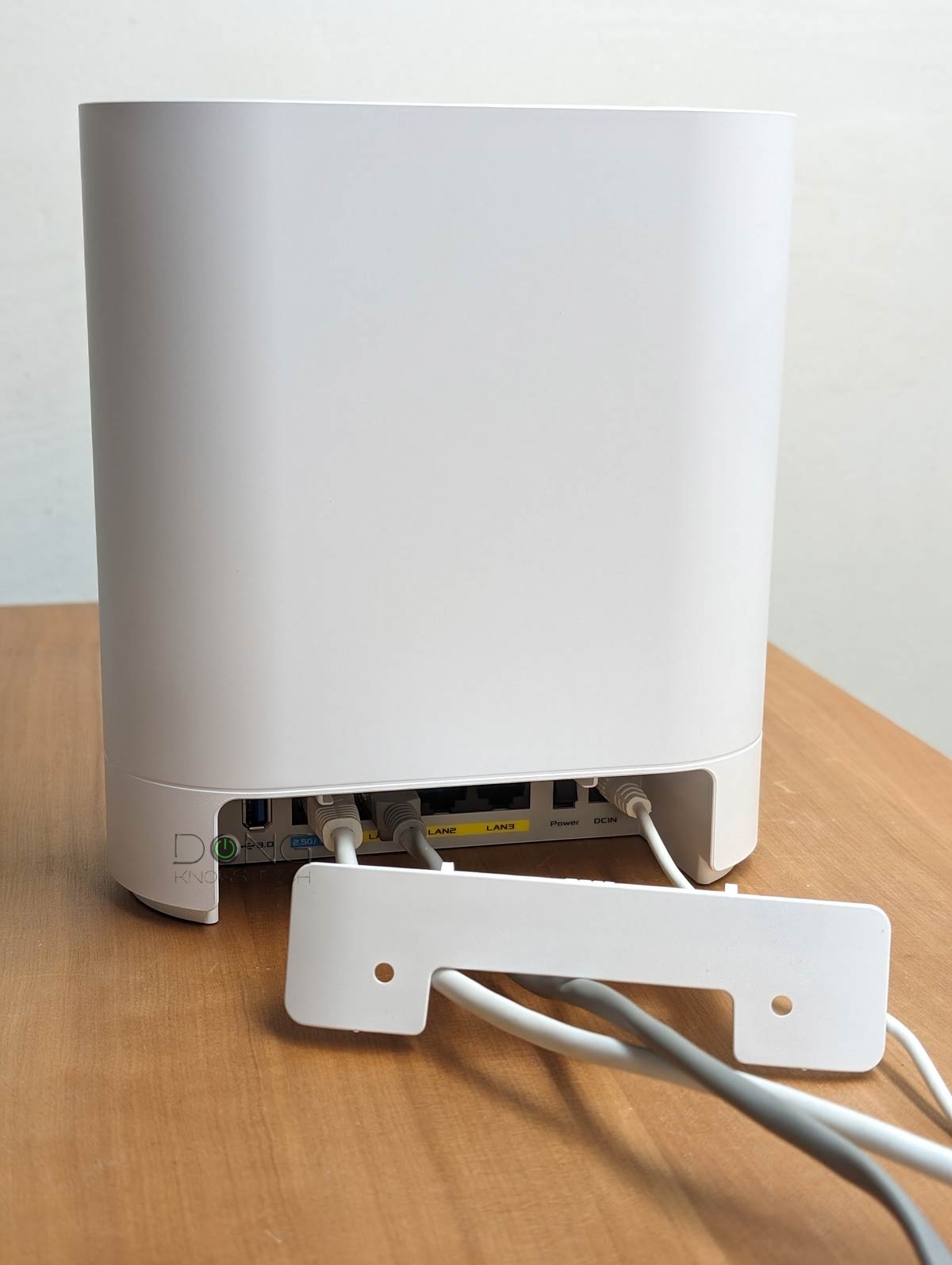 Asus ExpertWiFi EBM68 Review (vs. ZenWiFi): A Refined Wi-Fi 6 Mesh Alternative 18 ASUS ExpertWiFi EBM68 Business Mesh System plugged in