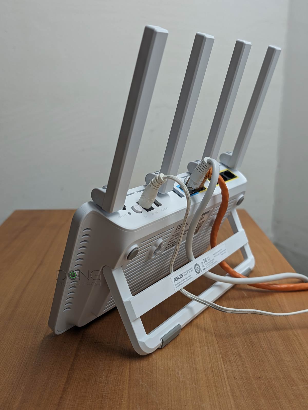 Asus ExpertWiFi Overview (vs. ZenWifi): A New Mesh-Ready SOHO Hardware Series 23 Asus ExpertWiFi EBR63 cable organizing
