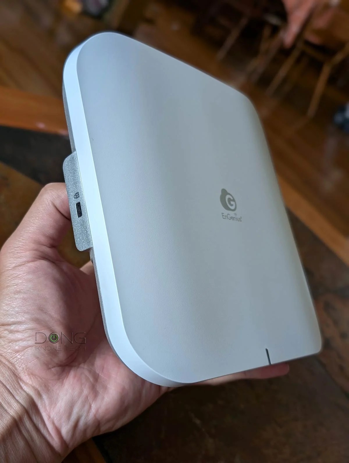 EnGenius ECW526 Wi-Fi 7 Access Point Review (vs. Zyxel NWA130BE): Reliable but Underwhelming 8 EnGenius ECW526 Side