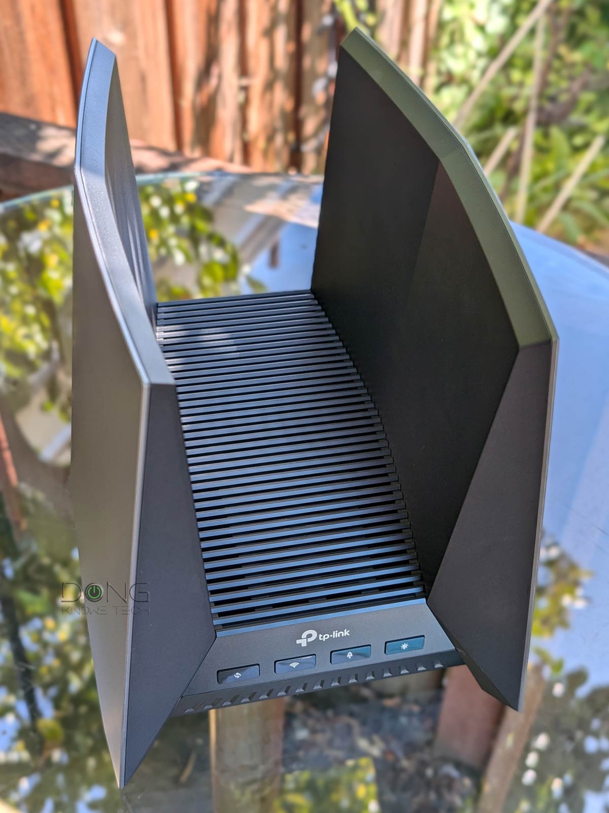 TP-Link Archer GE800 Router Review: A Big, Bold and Overall Excellent Wi-Fi 7 Gaming Machine 4 From above, the TP-Link Archer GE800 looks somewhat like a large cup holder