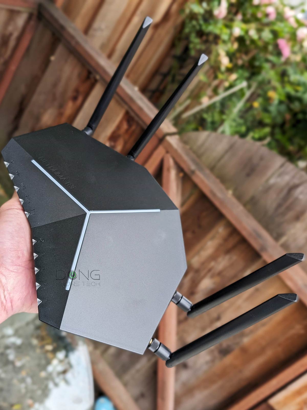 Netduma R3 Gaming Router Review: A Cool-Looking but Underwhelming Wi-Fi 6 Router 6 Netduma R3 top