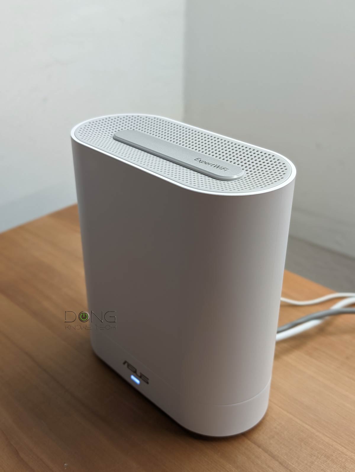 Asus ExpertWiFi EBM68 Review (vs. ZenWiFi): A Refined Wi-Fi 6 Mesh Alternative 17 The Asus ExpertWiFi EBM68 Business Mesh has a little status light on the front