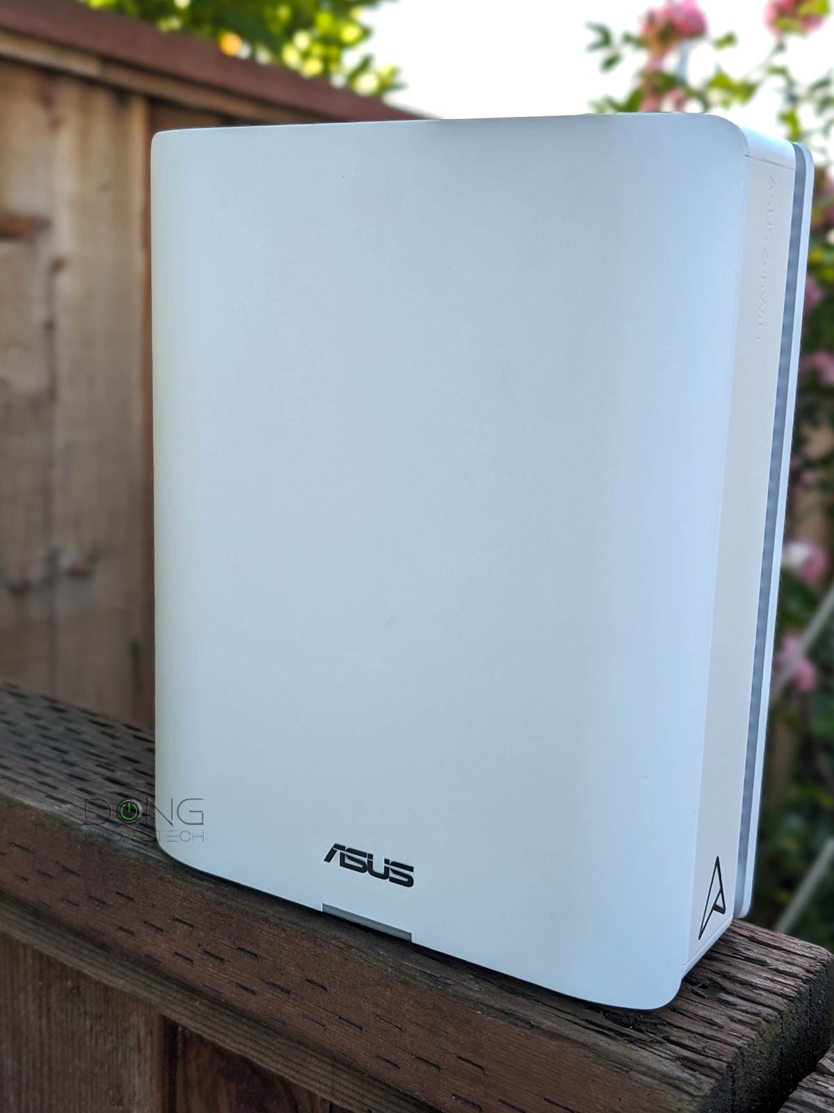 Asus ZenWiFi BQ16 Pro Review (vs. TP-Link Deco BE95): The Top-Tier and Highly Anticipated Wi-Fi 7 Mesh System is Totally Worth the Wait 8 The front of the Asus ZenWiFi BQ16 Pro Wi-Fi 7 mesh router
